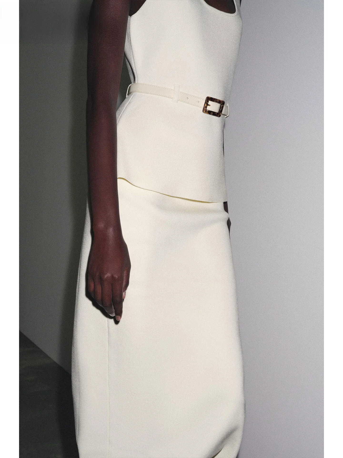 ZAPRHA 2025 Summer New Sli Simple Knitted Midi High Waist Skirt Casual Sle High Waist Design Faionable Split Hemline
ZAPRHA 2025 Summer New Sli Simple Knitted Midi High Waist Skirt Casual Sle High Waist Design Faionable Split Hemline