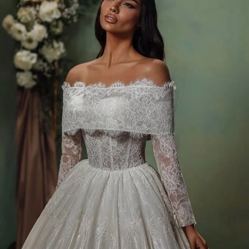 Customized Lace ivory Ball Gown Royal Wedding Dresses Sweetheart Lace flower applique backless Made Robe De 
Customized Lace ivory Ball Gown Royal Wedding Dresses Sweetheart Lace flower applique backless Made Robe De