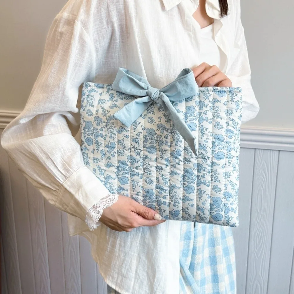 Portable Floral Book Storage Bag Large Capacity Quilted Design Cosmetic Organizer Bow Tie Lightweight Makeup Bag
Portable Floral Book Storage Bag Large Capacity Quilted Design Cosmetic Organizer Bow Tie Lightweight Makeup Bag