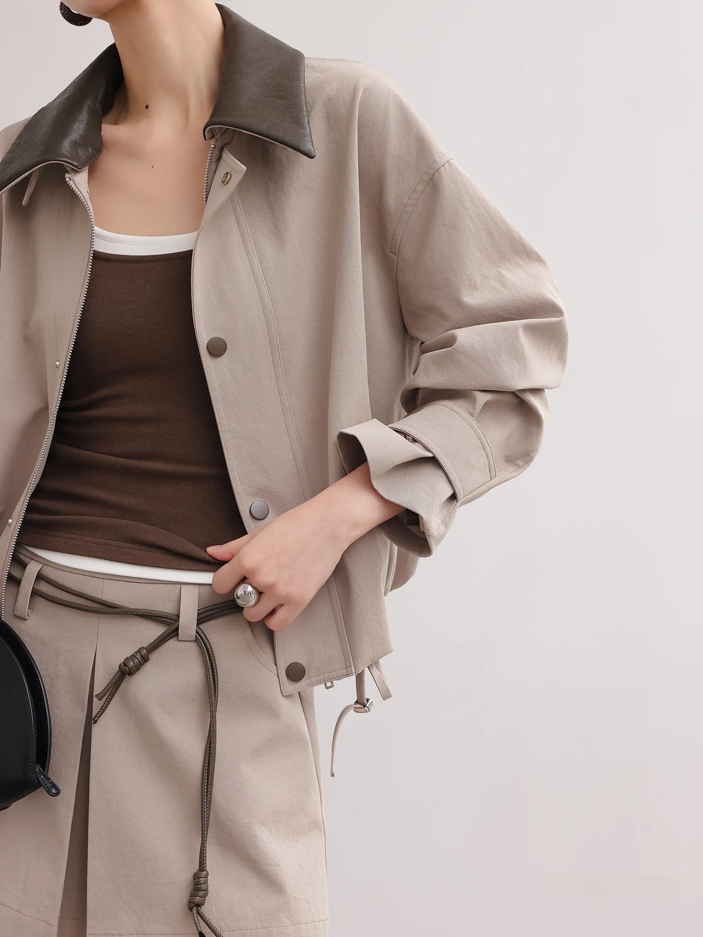 JWUNIQUE Wine Hole Loose Short Jacket Set with Leather Collar Casual High-End Style Women's Fashion Two-Piece Winter Outfit
JWUNIQUE Wine Hole Loose Short Jacket Set with Leather Collar Casual High-End Style Women's Fashion Two-Piece Winter Outfit