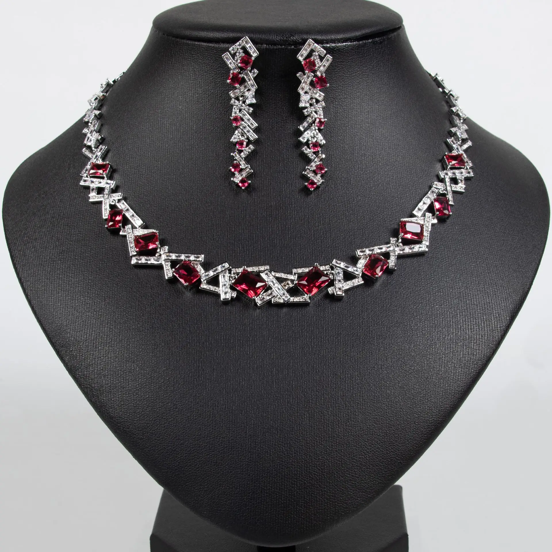 European and American luxury niche design necklace earrings set ins cold style new simple temperament zircon neck chain
European and American luxury niche design necklace earrings set ins cold style new simple temperament zircon neck chain