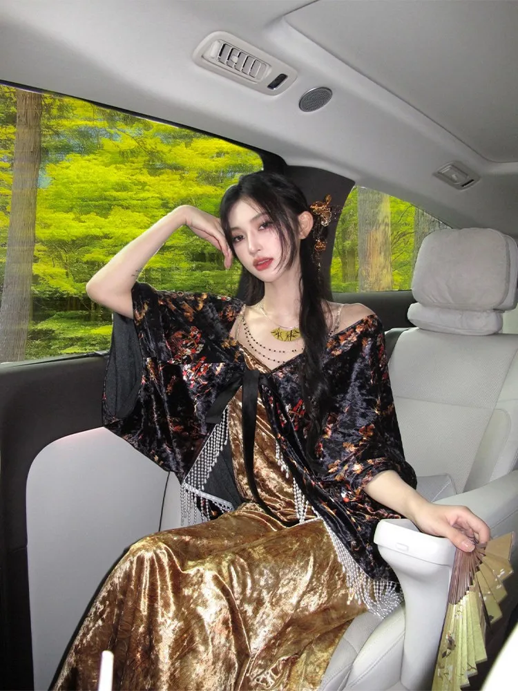 New Chinese-style printed velvet halter heavy tassel bead cardigan dress
New Chinese-style printed velvet halter heavy tassel bead cardigan dress