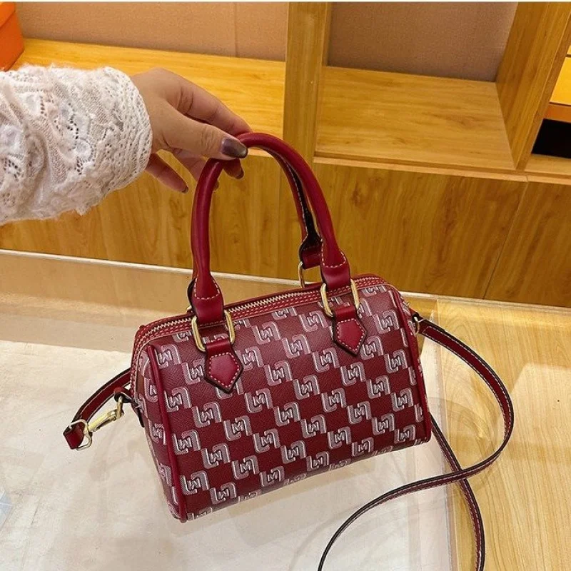 High-End Ladies Crossbody Bag With Fine Craftsmanship And Paris Classic Style Suitable For Date Nights
High-End Ladies Crossbody Bag With Fine Craftsmanship And Paris Classic Style Suitable For Date Nights