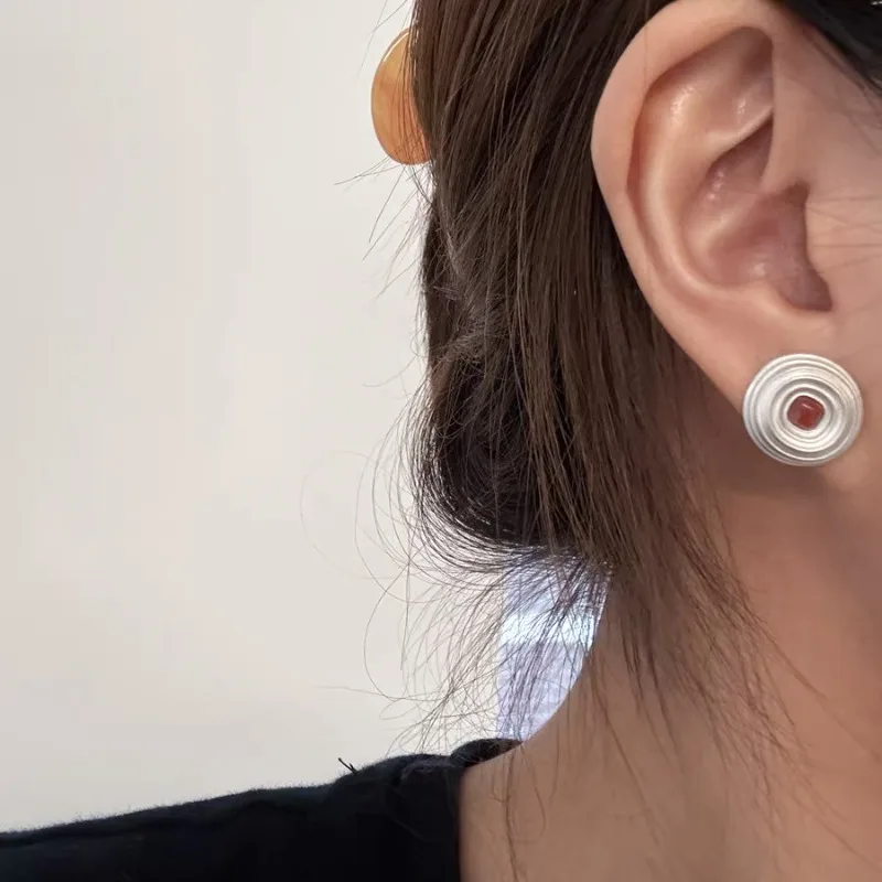 New Corrugated Round Redstone Stud Earrings for Women's Winter High-end Sense Simple and Versatile Niche Temperament Jewelry Fas
New Corrugated Round Redstone Stud Earrings for Women's Winter High-end Sense Simple and Versatile Niche Temperament Jewelry Fas