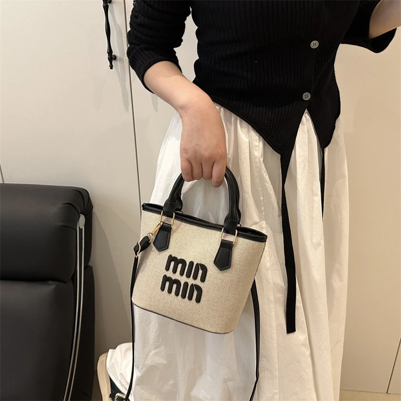 Woven Texture High-quality Crossbody Bag 2025 New Niche Design Exquisite Handbag, Fashionable and Versatile Shoulder Bag
Woven Texture High-quality Crossbody Bag 2025 New Niche Design Exquisite Handbag, Fashionable and Versatile Shoulder Bag