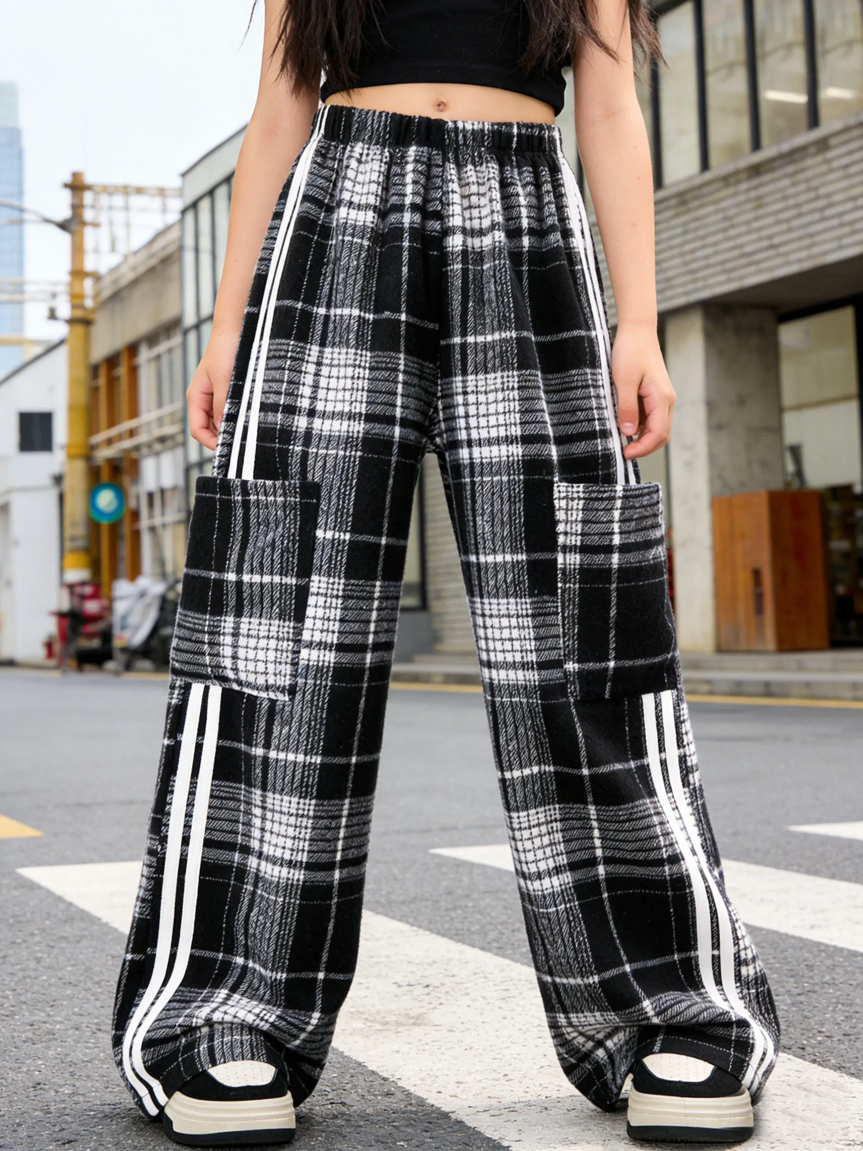 Girls' fashionable long pants for spring and autumn, girls' outdoor casual simple pocket design wide leg pants.
Girls' fashionable long pants for spring and autumn, girls' outdoor casual simple pocket design wide leg pants.
