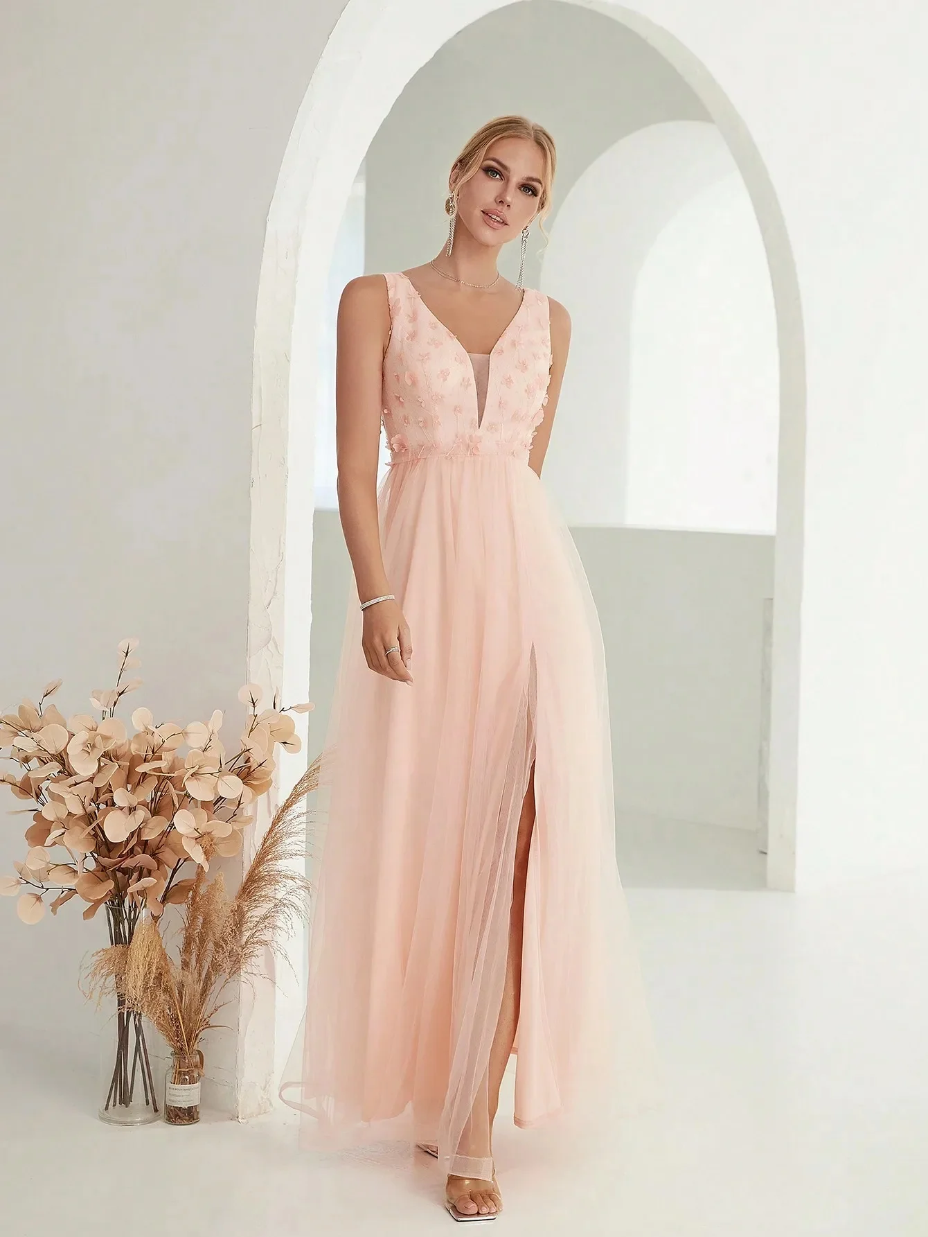 Custom V-neck waist-cinched floor-length gown with front slit. Slim waist design shapes graceful figure, front slit brings dynam
Custom V-neck waist-cinched floor-length gown with front slit. Slim waist design shapes graceful figure, front slit brings dynam