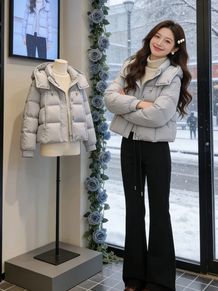 Утепленная короткая пуховая куртка женская свободного кроя с капюшоном, в корейском стиле, для повседневной носки, однотонная, теплая, в стиле Lazy Sle, осень-зима
Утепленная короткая пуховая куртка женская свободного кроя с капюшоном, в корейском стиле, для повседневной носки, однотонная, теплая, в стиле Lazy Sle, осень-зима