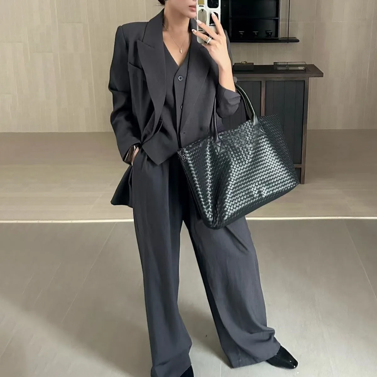 KWTX Women’s Light Luxury 3 Piece Pantsuit Set Blazer Vest Wide Pants Chic Elegant Slim Fit Casual Spring Summer Comfortable
KWTX Women’s Light Luxury 3 Piece Pantsuit Set Blazer Vest Wide Pants Chic Elegant Slim Fit Casual Spring Summer Comfortable