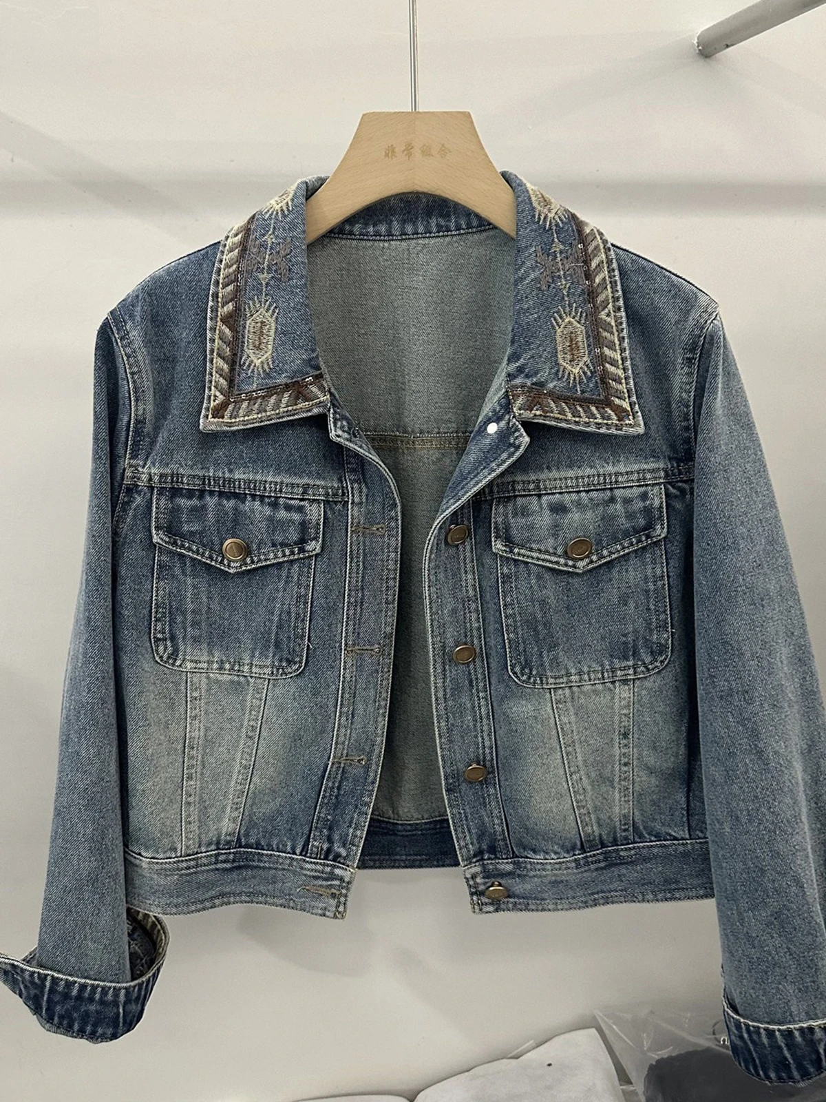 Retro Embroidered Stand Collar Short Denim Jacket Women's Fashion Spring 2026 Vintage Style Versatile Jacket for Younger Look
Retro Embroidered Stand Collar Short Denim Jacket Women's Fashion Spring 2026 Vintage Style Versatile Jacket for Younger Look