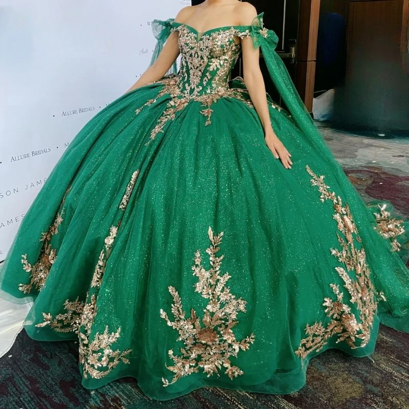 Emerald Green Princess Quinceanera Dresses Gold Lace Appliques Tull Sweet 15 Dress Party Birthday Ball Gown Vestidos 15 De
Emerald Green Princess Quinceanera Dresses Gold Lace Appliques Tull Sweet 15 Dress Party Birthday Ball Gown Vestidos 15 De