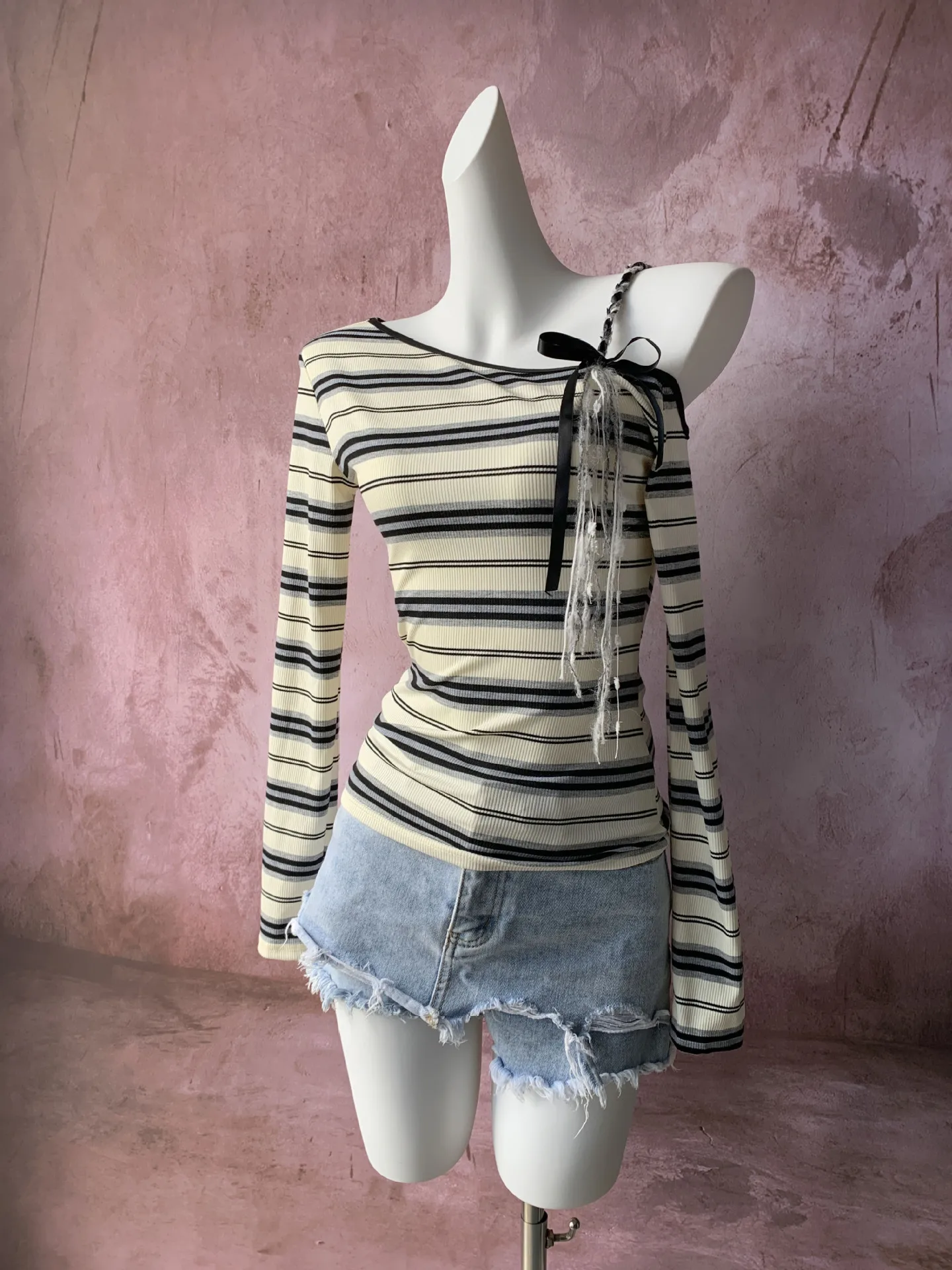 Простой полосатый топ-рубашка с открытыми плечами, женский осенний новый утягивающий дизайн, хлопковый базовый слой, топ с длинными рукавами
Простой полосатый топ-рубашка с открытыми плечами, женский осенний новый утягивающий дизайн, хлопковый базовый слой, топ с длинными рукавами