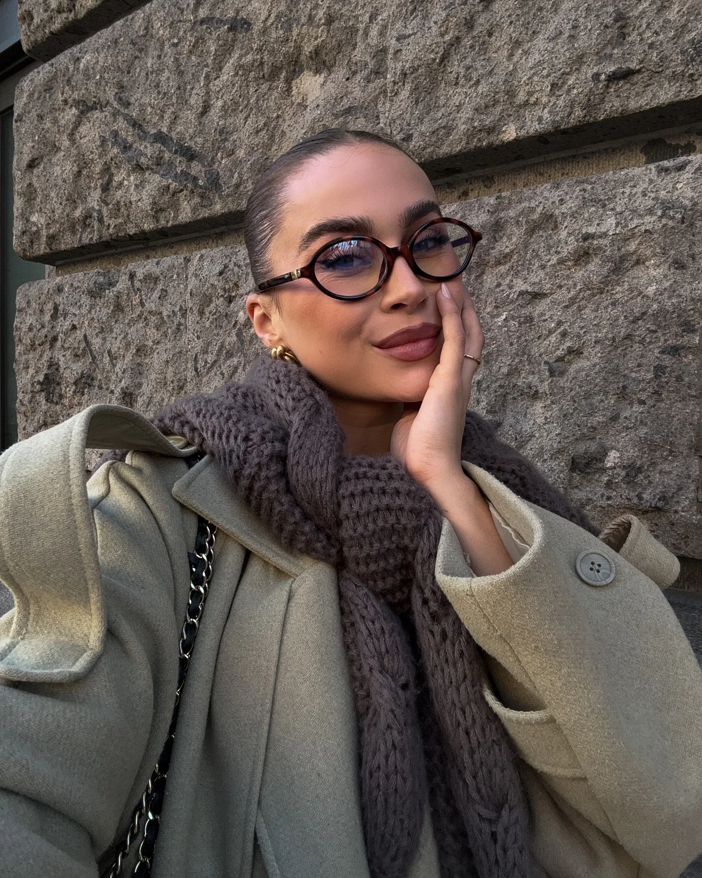 Женское пальто на шнуровке с отложным воротником, однобортное женское шерстяное пальто с завязкой на талии, уличная куртка большого размера с погонами для женщин
Женское пальто на шнуровке с отложным воротником, однобортное женское шерстяное пальто с завязкой на талии, уличная куртка большого размера с погонами для женщин