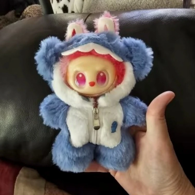 Милый комбинезон с изображением акулы для мини-куклы, милая плюшевая кукольная одежда, одежда Labubu V1 V2, аксессуары для одежды для кукол
Милый комбинезон с изображением акулы для мини-куклы, милая плюшевая кукольная одежда, одежда Labubu V1 V2, аксессуары для одежды для кукол