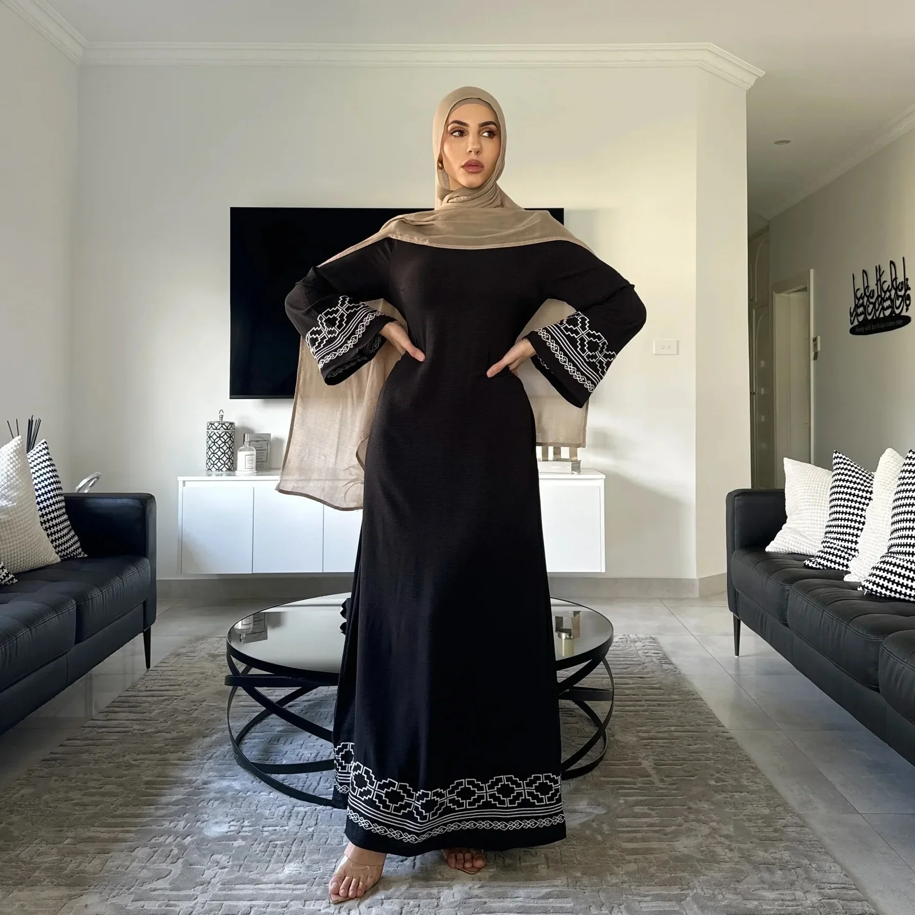New Dubai Abaya Ramadan Muslim Dress Women Embroidery Maxi Dress Turkey Kaftan Eid Djellaba Caftan Marocain Femme Islam Jalabiya
New Dubai Abaya Ramadan Muslim Dress Women Embroidery Maxi Dress Turkey Kaftan Eid Djellaba Caftan Marocain Femme Islam Jalabiya