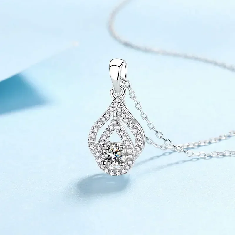 0.3 Ct Moissanite Water Drop Hollow Pendant Platinum Necklace for Women, Sparkling Pt950 Collarbone Chain Jewelry Certificate
0.3 Ct Moissanite Water Drop Hollow Pendant Platinum Necklace for Women, Sparkling Pt950 Collarbone Chain Jewelry Certificate