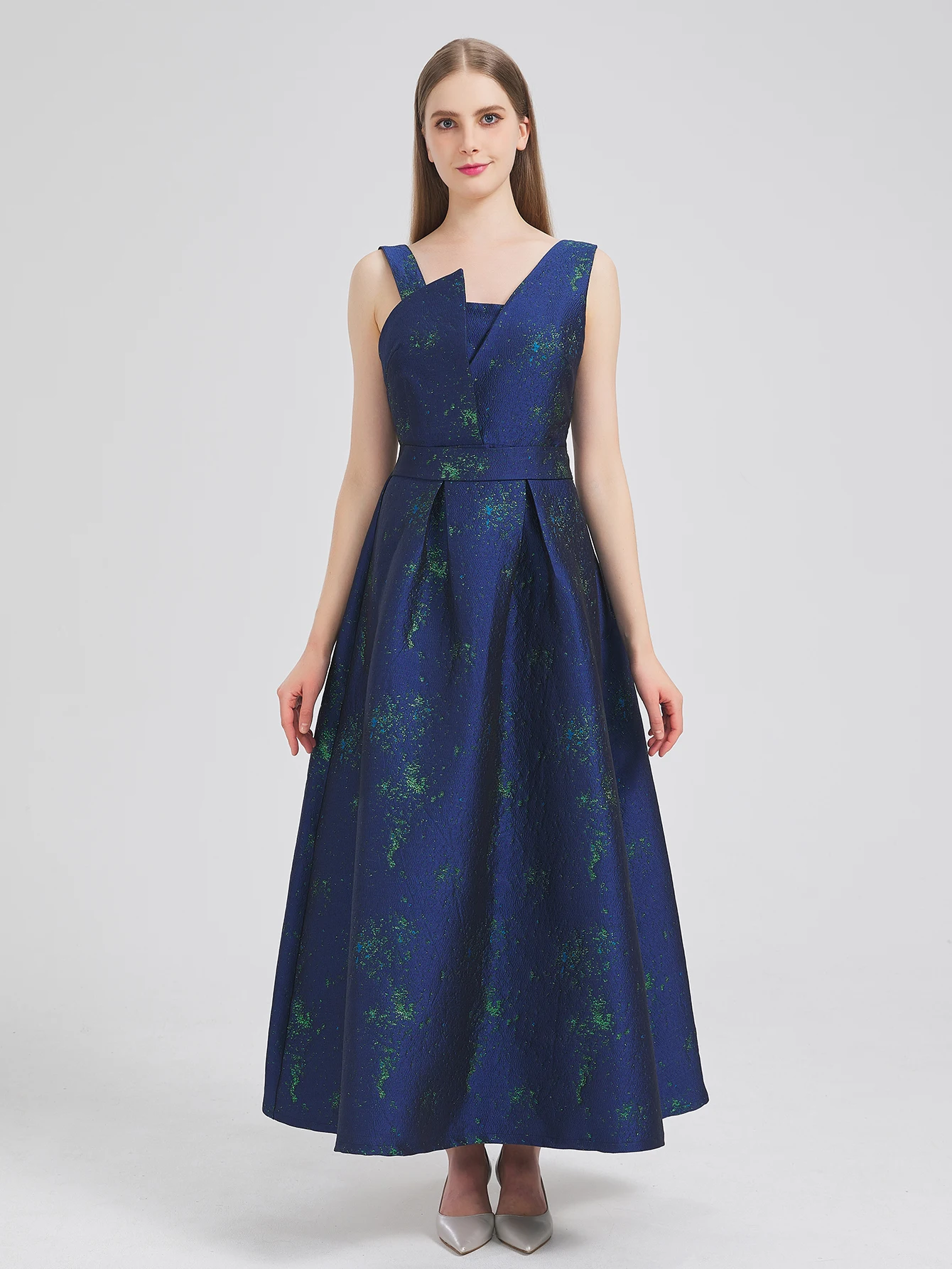 Роскошное темно-синее вечернее платье без рукавов с текстурой звезд, асимметричным V-образным вырезом и открытой спиной
Роскошное темно-синее вечернее платье без рукавов с текстурой звезд, асимметричным V-образным вырезом и открытой спиной