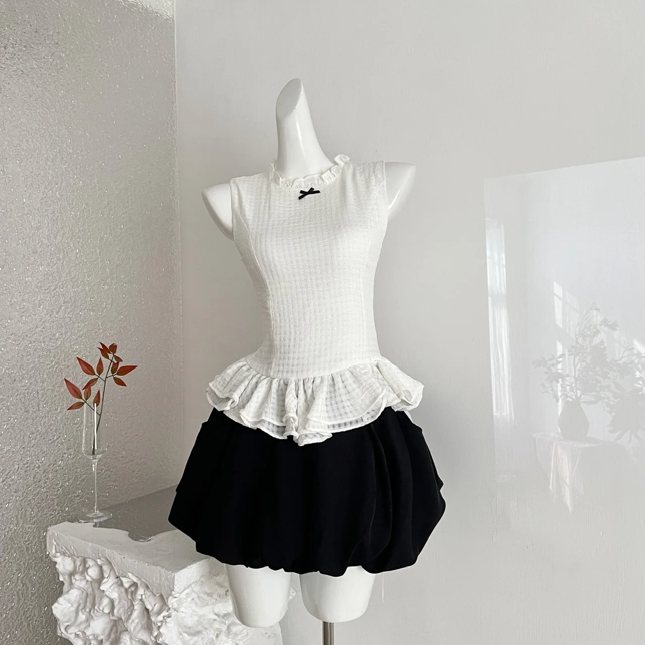 Japanese Sweet Elegant 2 Piece Set Womne Summer Y2k O-neck Design Harajuku Mini Skirt Suit Female Chic Korean Popular Clothes
Japanese Sweet Elegant 2 Piece Set Womne Summer Y2k O-neck Design Harajuku Mini Skirt Suit Female Chic Korean Popular Clothes
