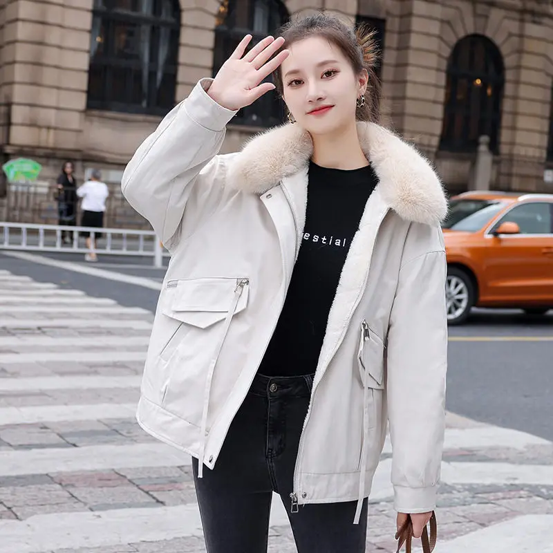 Large Wool Collar Women's Coat Casual Cotton Jacket Plush Thickened Winter Loose Korean Fashion Short Parkas Windbreaker T1659
Large Wool Collar Women's Coat Casual Cotton Jacket Plush Thickened Winter Loose Korean Fashion Short Parkas Windbreaker T1659