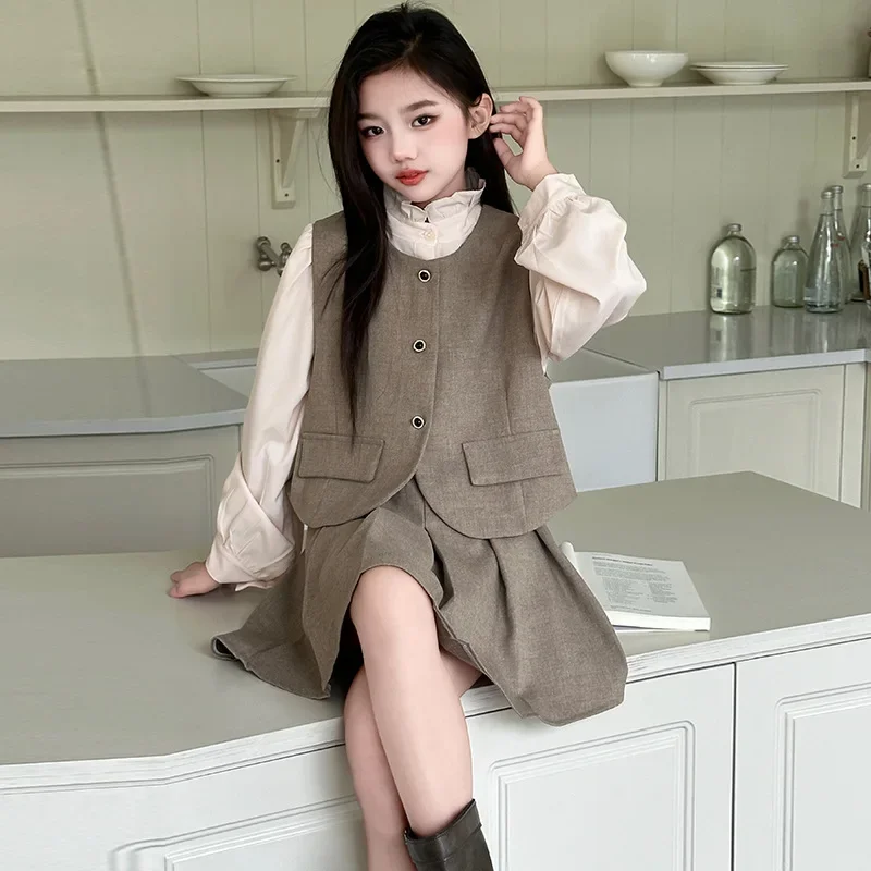 Весенне-осенний комплект из 3 предметов для школьниц, нижняя рубашка с длинными рукавами для маленьких девочек + однобортный жилет + плиссированная юбка, комплект для девочек
Весенне-осенний комплект из 3 предметов для школьниц, нижняя рубашка с длинными рукавами для маленьких девочек + однобортный жилет + плиссированная юбка, комплект для девочек