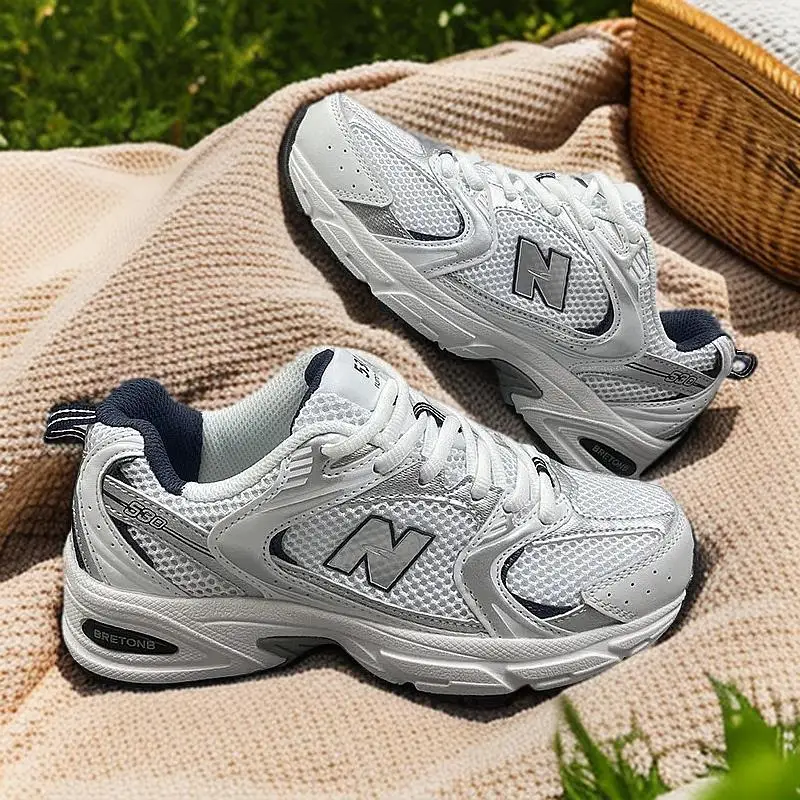 Chaussures de papa de mode pour le printemps et l'été: sneakers respirantes en maille pour hommes et femmes
Chaussures de papa de mode pour le printemps et l'été: sneakers respirantes en maille pour hommes et femmes