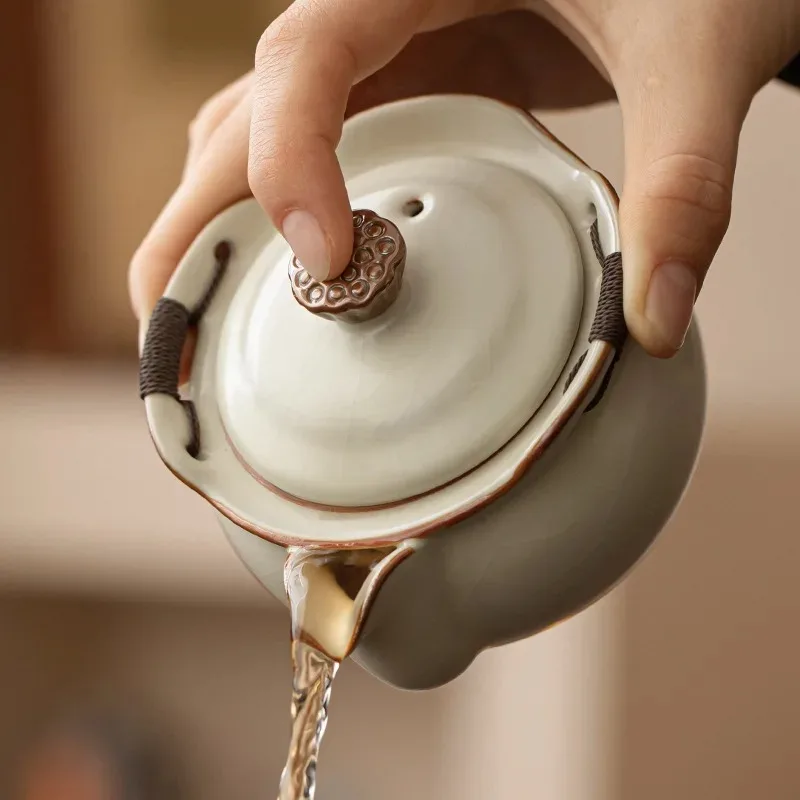 Beige Ru kiln covered bowl teacup, single large hand-held pot, not hot, household tea bowl with lid Kung Fu tea
Beige Ru kiln covered bowl teacup, single large hand-held pot, not hot, household tea bowl with lid Kung Fu tea