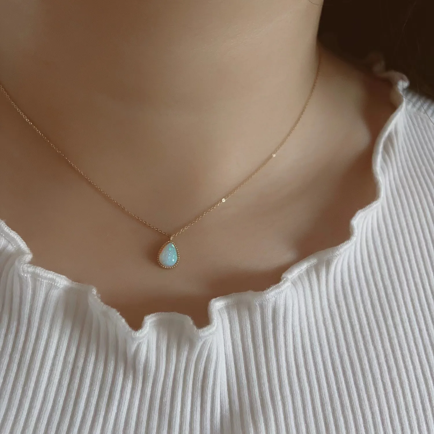 Чрезвычайно тонкая блестящая синяя короткая цепочка на ключицу Aurora с маленькими каплями воды
Чрезвычайно тонкая блестящая синяя короткая цепочка на ключицу Aurora с маленькими каплями воды