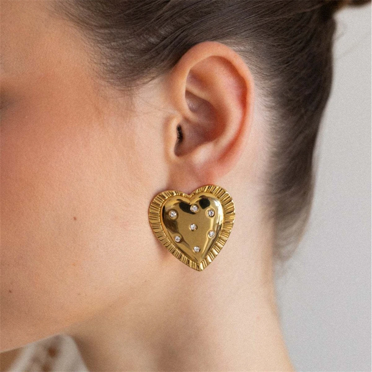 Stainless steel irregular heart-shaped zircon earrings gold plated 18K gold color preservation women's gift
Stainless steel irregular heart-shaped zircon earrings gold plated 18K gold color preservation women's gift