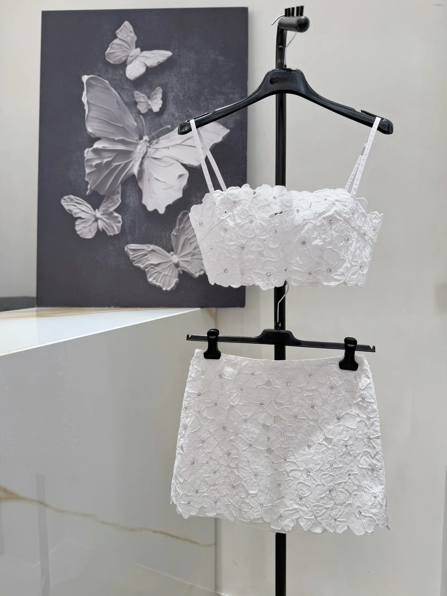 Women's vacation set nail beads flower suspender exposed waist embroidered short skirt short skirt two-piece set
Women's vacation set nail beads flower suspender exposed waist embroidered short skirt short skirt two-piece set