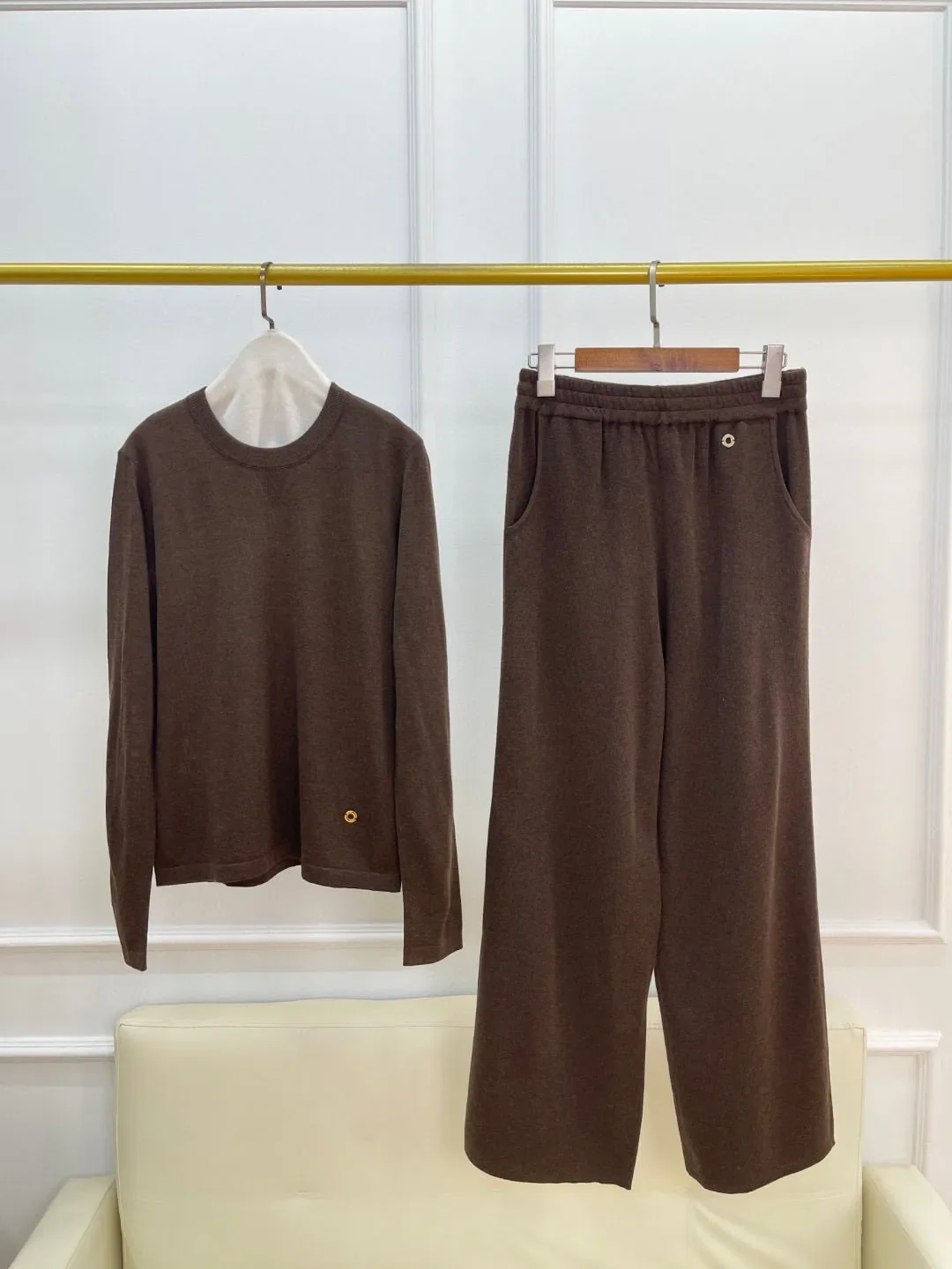100% Wool Women's Knitted Suit Round Neck Long Sleeve Sweater and Elastic Waist Straight Wide Leg Pants Casual Knitted Set
100% Wool Women's Knitted Suit Round Neck Long Sleeve Sweater and Elastic Waist Straight Wide Leg Pants Casual Knitted Set