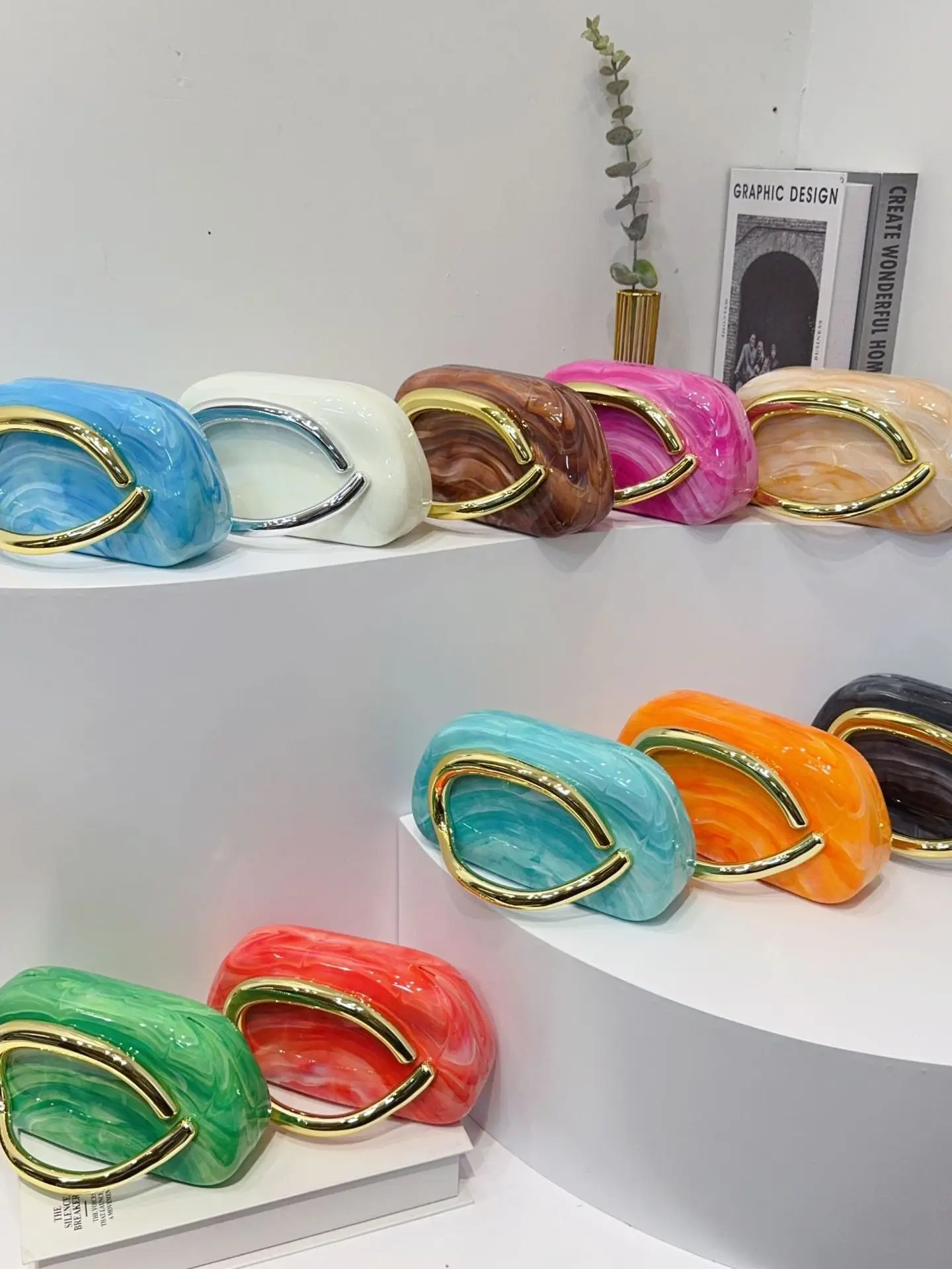 Classic round Box Clutch Bag Acrylic Dinner Bag Retro Metal Handle Single oulder Crossbody Bag Trendy Handbag for Youth
Classic round Box Clutch Bag Acrylic Dinner Bag Retro Metal Handle Single oulder Crossbody Bag Trendy Handbag for Youth