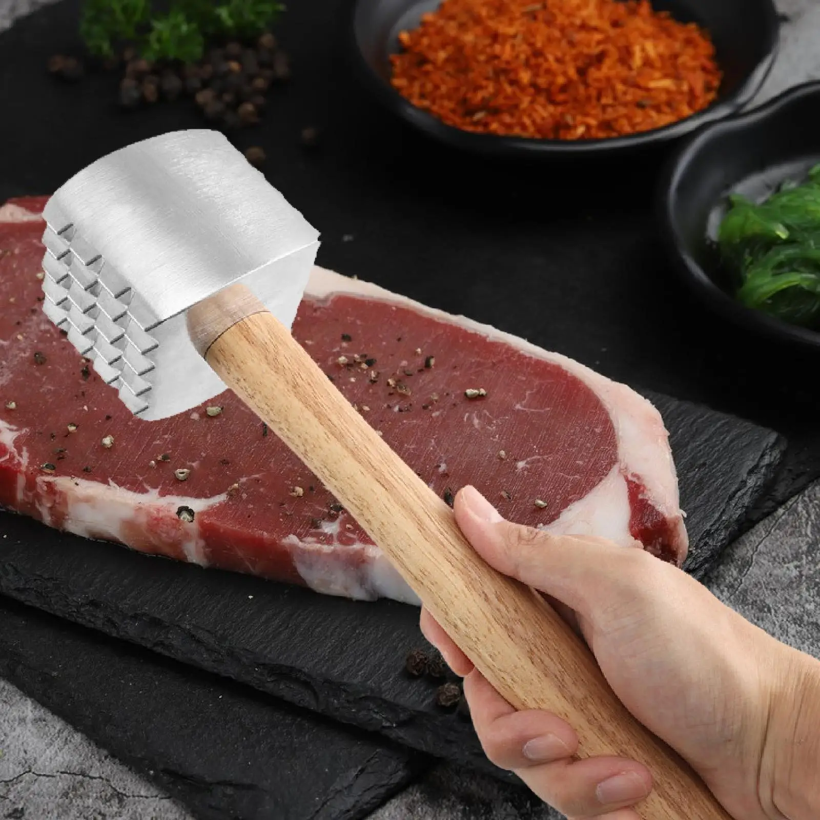 Деревянный молоток для мяса для жарки курицы. Практичный легкий стейк из говядины. 
Деревянный молоток для мяса для жарки курицы. Практичный легкий стейк из говядины.