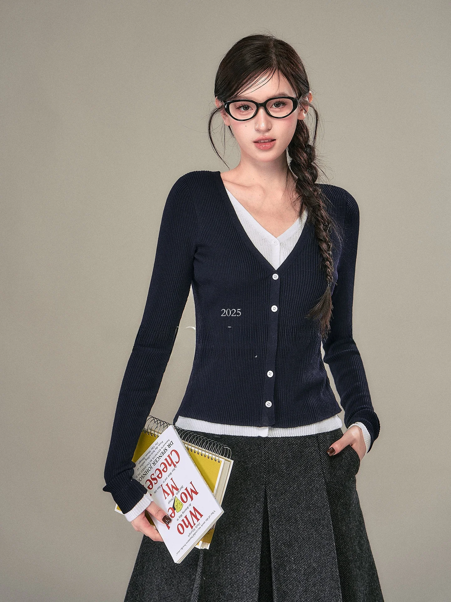 Женский трикотажный топ OIOI E с V-образным вырезом, в стиле колор-блок, повседневный, приталенный, с длинными рукавами, в корейском стиле, имитация двухслойности
Женский трикотажный топ OIOI E с V-образным вырезом, в стиле колор-блок, повседневный, приталенный, с длинными рукавами, в корейском стиле, имитация двухслойности