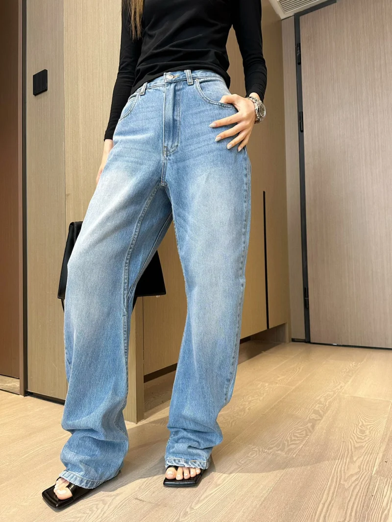 American women's jeans are fashionable, youthful, retro, casual, slim fit, versatile, washed and worn straight leg pants
American women's jeans are fashionable, youthful, retro, casual, slim fit, versatile, washed and worn straight leg pants