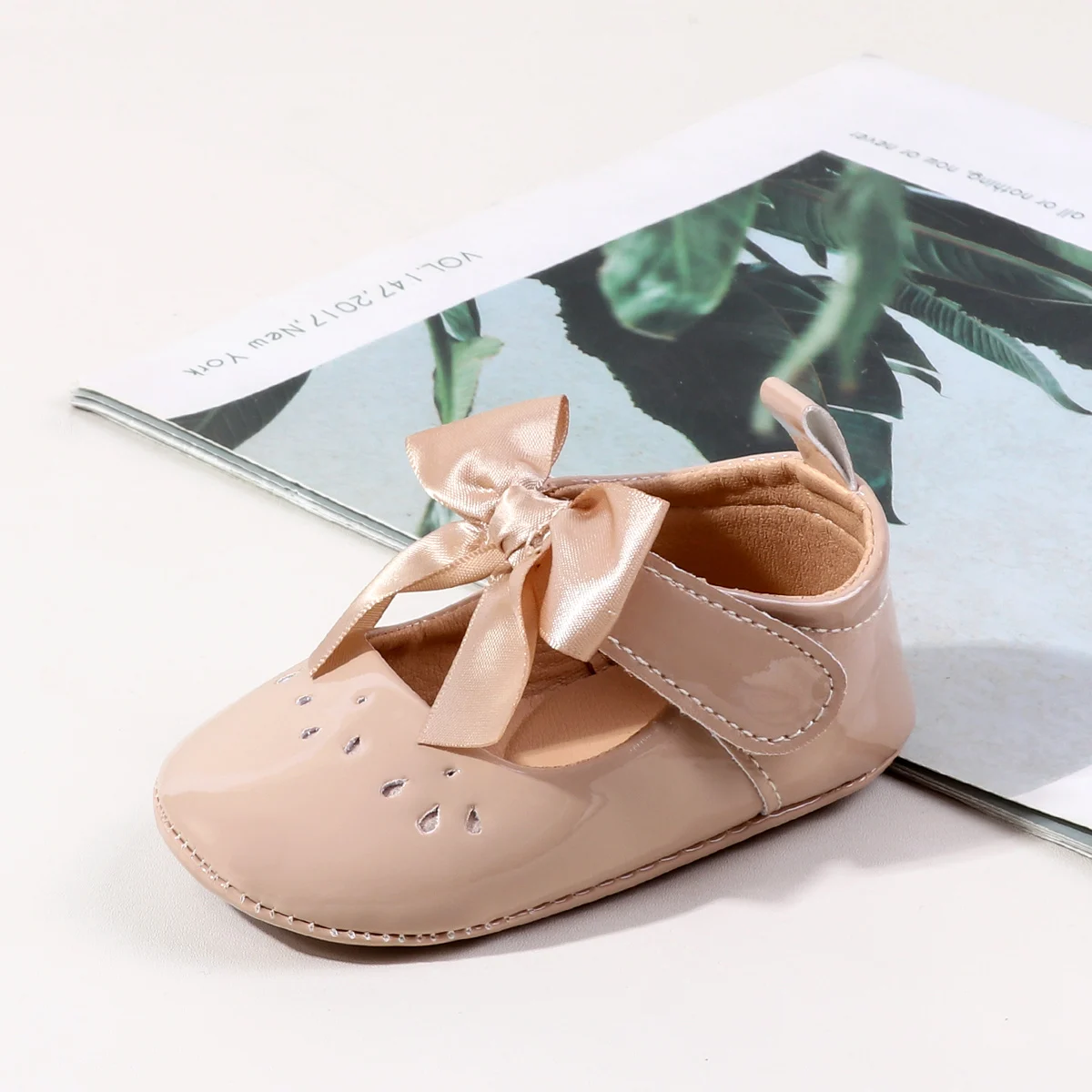 Cute Bow Decoration Hollow Sandals Suitable For Baby Girls Boys Breathable and Lightweight Summer Walking Shoes
Cute Bow Decoration Hollow Sandals Suitable For Baby Girls Boys Breathable and Lightweight Summer Walking Shoes