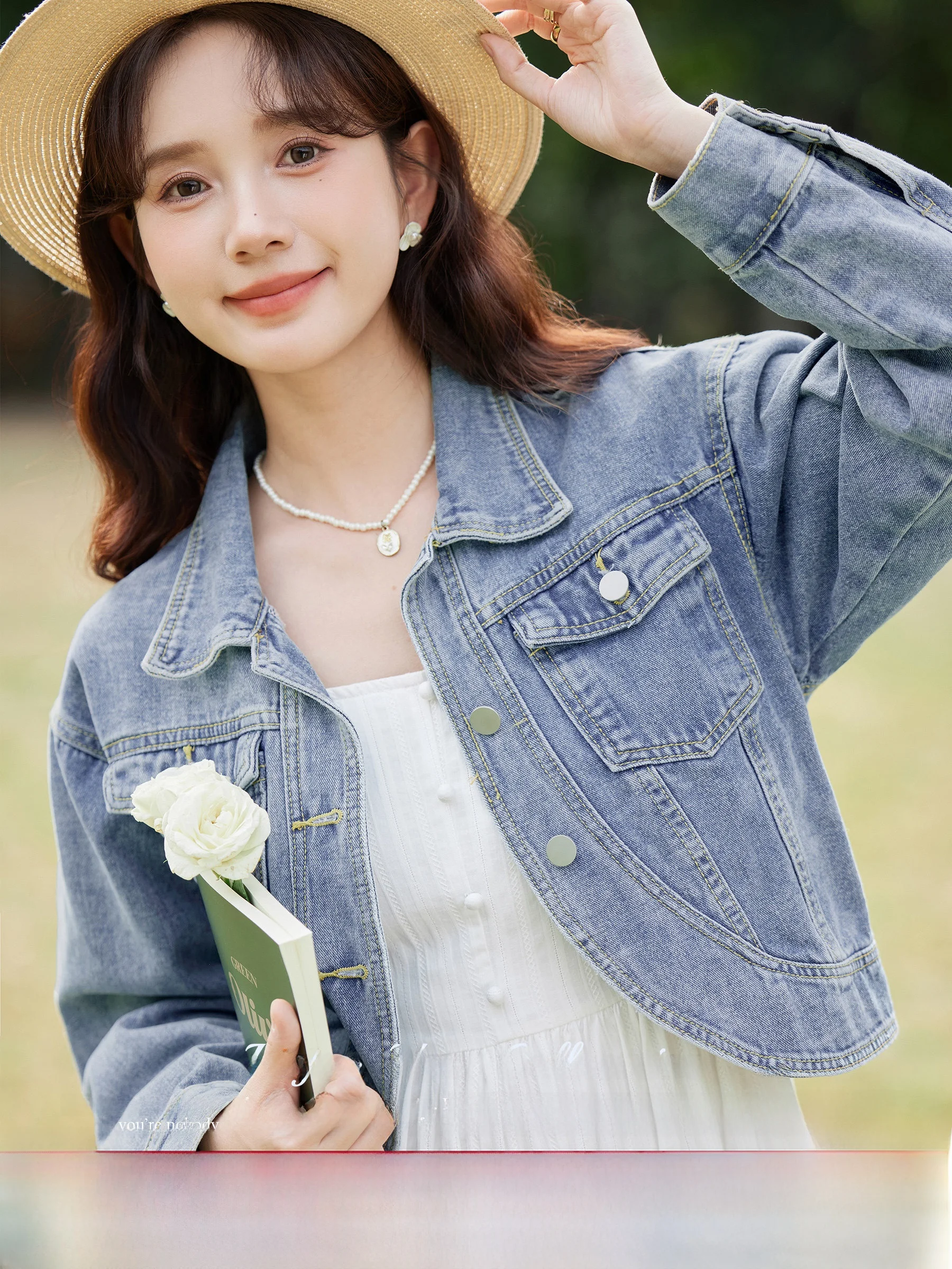 Lingjiu 2026 New Women's Slim Fit Short Jeans Jacket Cotton Collar Button Closure Pure Color Sweet Style Casual Design
Lingjiu 2026 New Women's Slim Fit Short Jeans Jacket Cotton Collar Button Closure Pure Color Sweet Style Casual Design