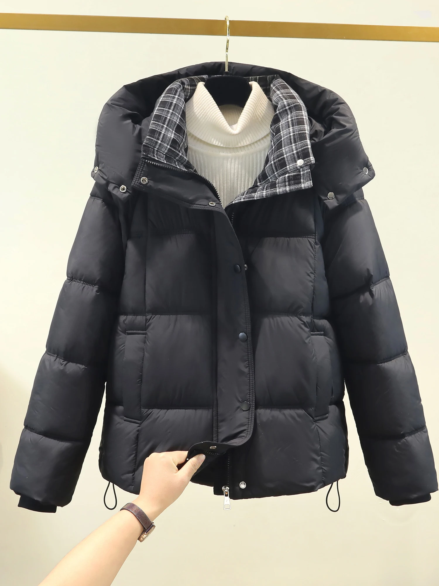 Women's Puffer Jaet Thiened Bread Sle ort Coat Korean Version Loose Fit with Hat Winter Outerwear Cotton Clothes
Women's Puffer Jaet Thiened Bread Sle ort Coat Korean Version Loose Fit with Hat Winter Outerwear Cotton Clothes