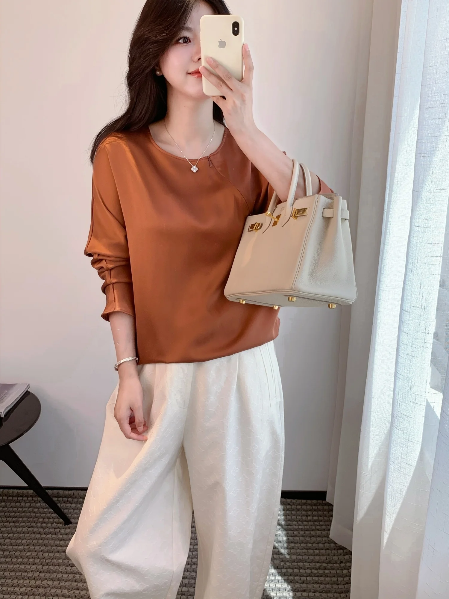 Шелковая солнцезащитная блузка Ele Silk для женщин, свободный крой, длинный рукав, летний топ, бренд Thoey Chen, простой повседневный стиль, однотонный.
Шелковая солнцезащитная блузка Ele Silk для женщин, свободный крой, длинный рукав, летний топ, бренд Thoey Chen, простой повседневный стиль, однотонный.