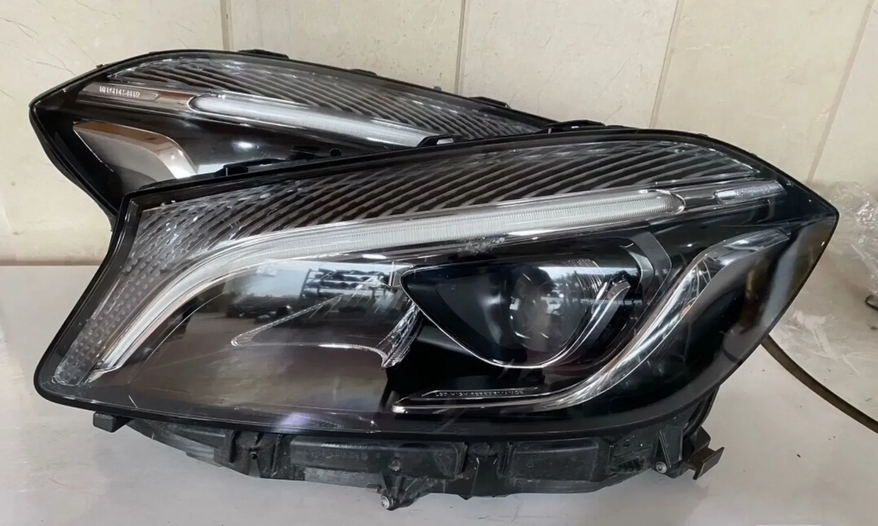 Front Headlight Head Light Headlamp Angel eyes for Mercedes-Benz Class A W176 A180 LED DRL Daytime Running Light Turn signal
Front Headlight Head Light Headlamp Angel eyes for Mercedes-Benz Class A W176 A180 LED DRL Daytime Running Light Turn signal