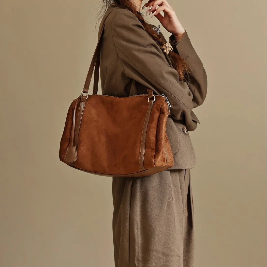 Premium Tote Bag Large Capacity Women's 2025 New Niche Frosted Suede Boston Crossbody Pillow Bag
Premium Tote Bag Large Capacity Women's 2025 New Niche Frosted Suede Boston Crossbody Pillow Bag