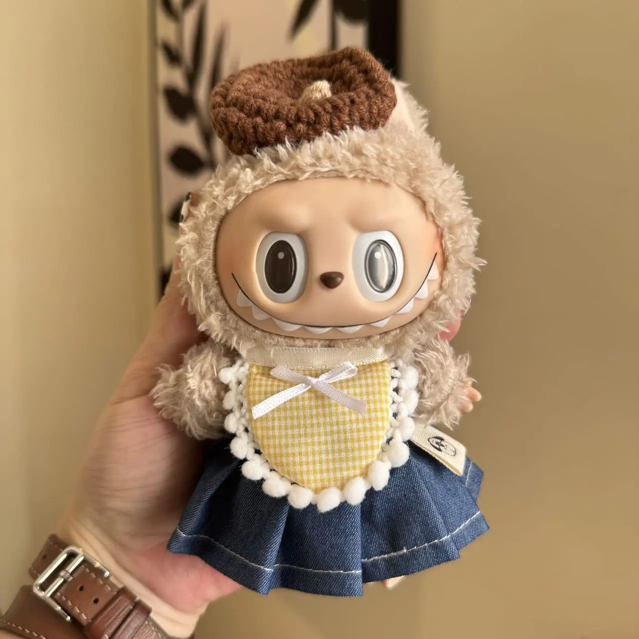 Clothes For Labubu 15/17Cm Dolls Gen 1-3 Brown Hat Yellow Plaid Apron With Denim Skirt Unique Outfit Apparel Hanging Accessories
Clothes For Labubu 15/17Cm Dolls Gen 1-3 Brown Hat Yellow Plaid Apron With Denim Skirt Unique Outfit Apparel Hanging Accessories