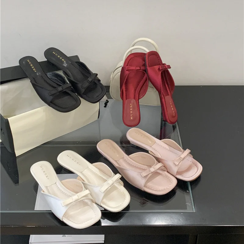 Bailamos 2026 New Comfortable Low Heel Square Head Sandals Sweet Bow Silk Thick Heel Slippers Ladies Outwear Beach Slides Mujer
Bailamos 2026 New Comfortable Low Heel Square Head Sandals Sweet Bow Silk Thick Heel Slippers Ladies Outwear Beach Slides Mujer