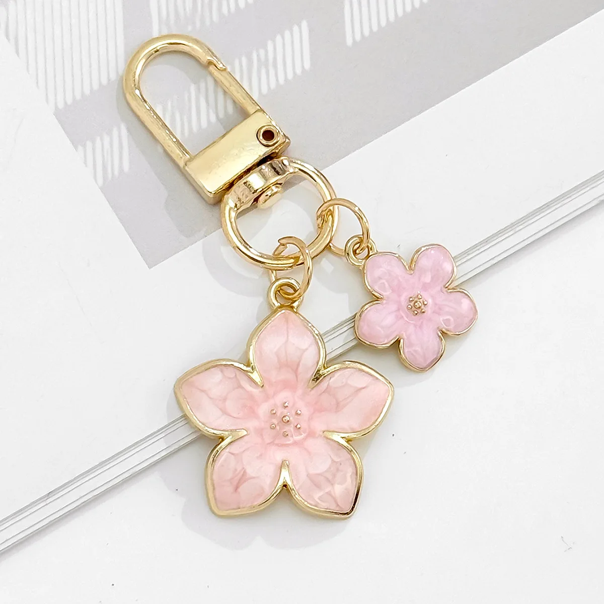 Large and small pear flower pendant, keychain, treasure jewelry, earphones, mobile phone pendant, party small gift.
Large and small pear flower pendant, keychain, treasure jewelry, earphones, mobile phone pendant, party small gift.