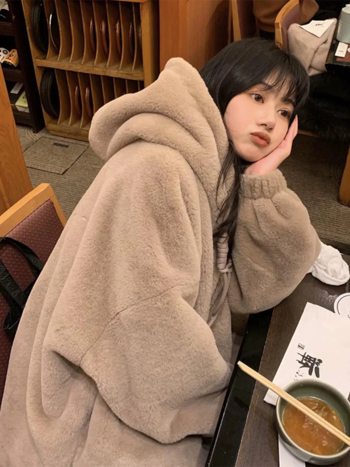 Утепленное пуховое хлопковое пальто с капюшоном для женщин, зимнее, с подкладкой из овчины, длинными рукавами, на молнии, стандартный крой
Утепленное пуховое хлопковое пальто с капюшоном для женщин, зимнее, с подкладкой из овчины, длинными рукавами, на молнии, стандартный крой