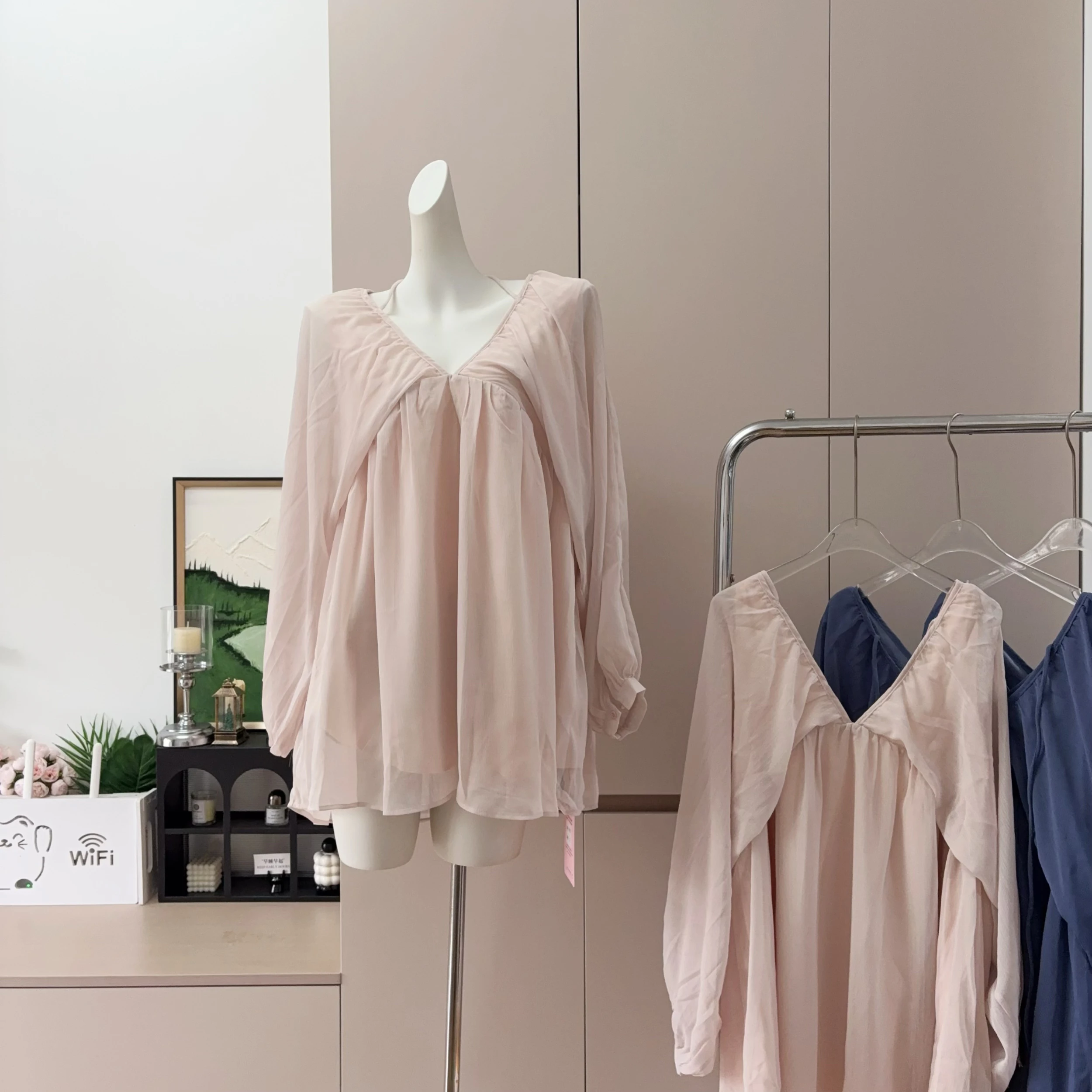 Elegant Blue Pleated V-Neck Long Sleeve Women's Shirt Summer 2026 Fashionable Chiffon Top Breathable Loose Fit Versatile Style
Elegant Blue Pleated V-Neck Long Sleeve Women's Shirt Summer 2026 Fashionable Chiffon Top Breathable Loose Fit Versatile Style