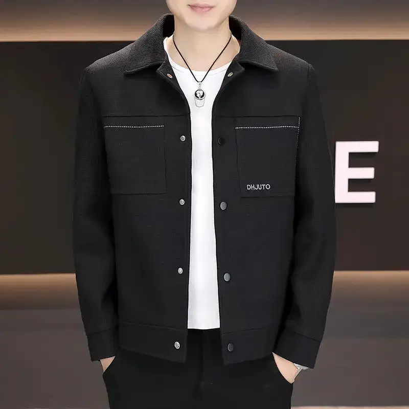 Мужская повседневная универсальная куртка-жакет осенней коллекции 2024 года: высококачественная, модная, с воротником, приталенного кроя, из дышащего полиэстера
Мужская повседневная универсальная куртка-жакет осенней коллекции 2024 года: высококачественная, модная, с воротником, приталенного кроя, из дышащего полиэстера