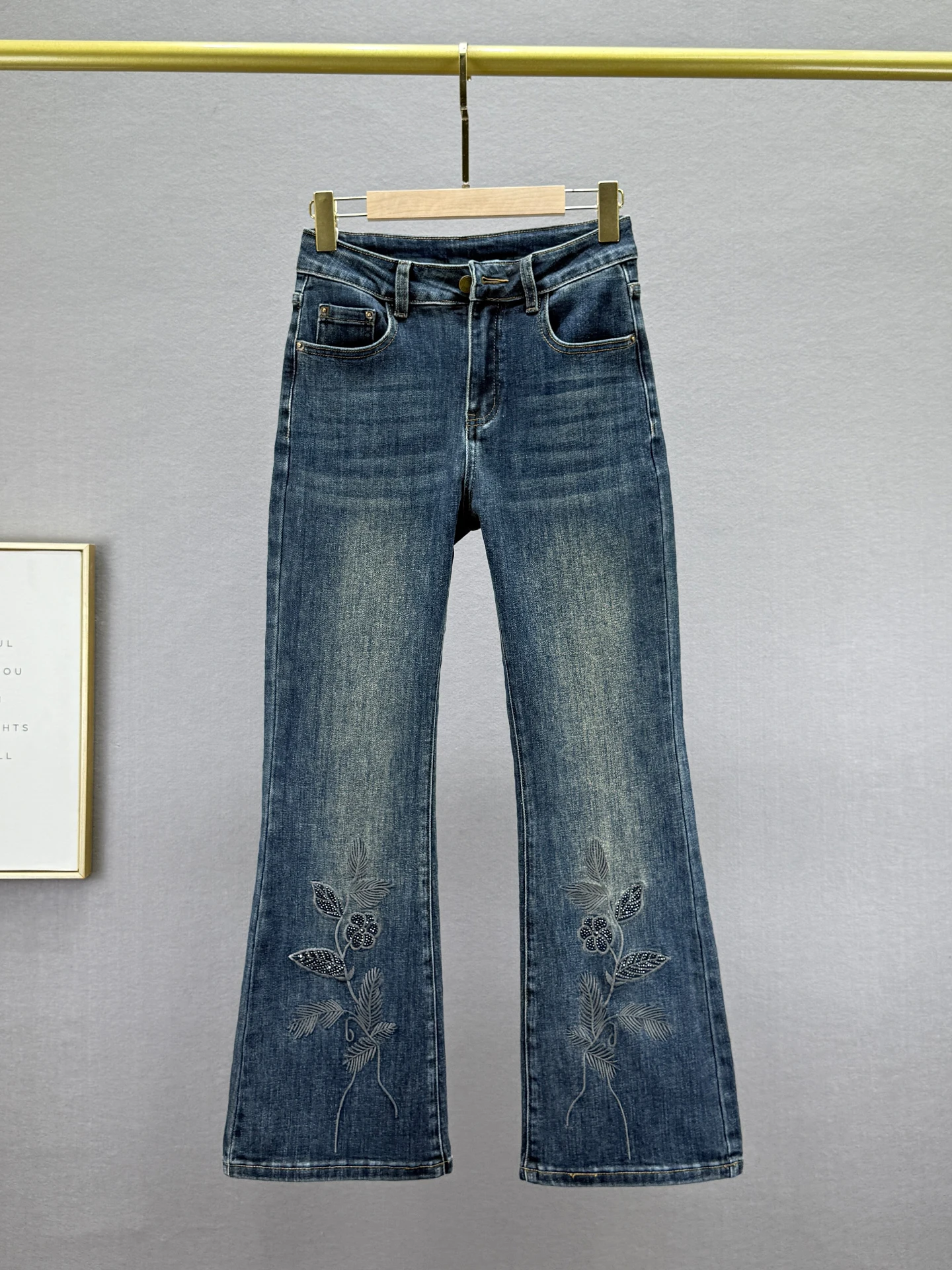 Ретро джинсы-клеш из денима с высокой талией, облегающие, с вышивкой, женские, осенние, новые, удобные, мягкие, хлопковые
Ретро джинсы-клеш из денима с высокой талией, облегающие, с вышивкой, женские, осенние, новые, удобные, мягкие, хлопковые