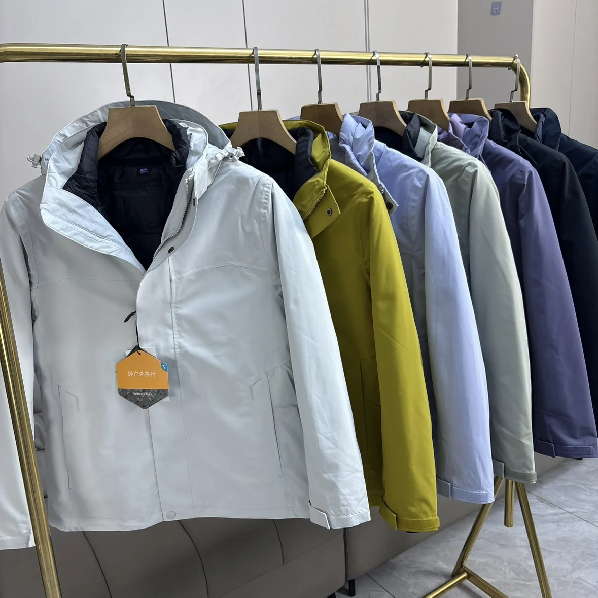 Съемный внутренний слой из пуха! Высококачественная осенне-зимняя женская уличная куртка-пальто 3-в-1: теплая, модная, из полиэфирного волокна, водонепроницаемая
Съемный внутренний слой из пуха! Высококачественная осенне-зимняя женская уличная куртка-пальто 3-в-1: теплая, модная, из полиэфирного волокна, водонепроницаемая