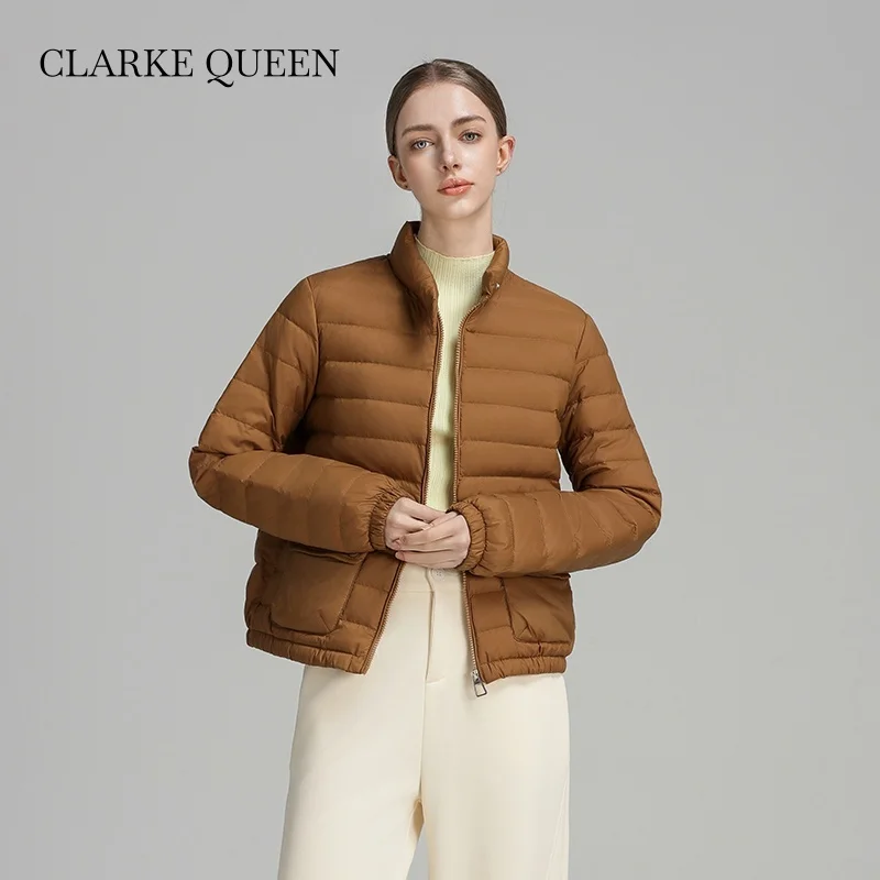 CLARKE QUEEN 2025 Autumn/Winter Newouterwear Women's Short Thickened Warm Down Jacket With White Duck Light Weight Puffer Coats
CLARKE QUEEN 2025 Autumn/Winter Newouterwear Women's Short Thickened Warm Down Jacket With White Duck Light Weight Puffer Coats