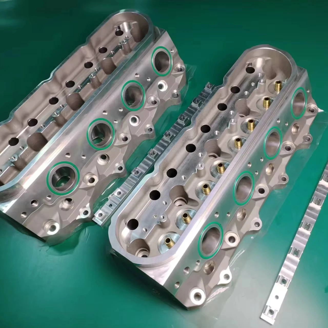 LS Cylinder Head/Complete Assy LS3 263 260 276 240 260 CNC Cylinder Head For G M CHE VROLET SBC SBF BBC LS1 Cylinder Head
LS Cylinder Head/Complete Assy LS3 263 260 276 240 260 CNC Cylinder Head For G M CHE VROLET SBC SBF BBC LS1 Cylinder Head